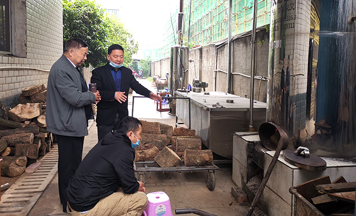 1000型大型釀酒設(shè)備正在蒸酒，劉老師為學(xué)員講解鍋爐的使用700