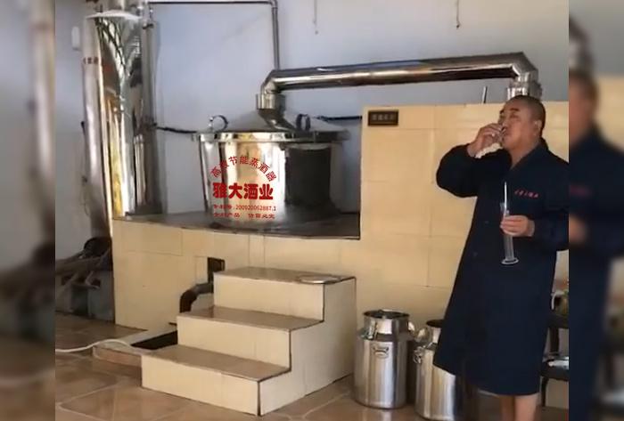 2.12剛從雅大釀酒機械接出來的酒，溫度在30度左右