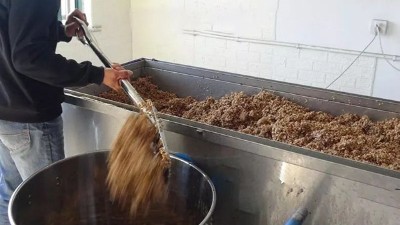 用釀白酒設(shè)備和傳統(tǒng)手藝釀造稻谷酒迎新春，每天買酒的人擠爆門檻