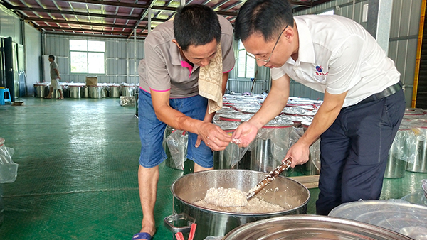 7月天氣炎熱，還可用小型酒廠釀酒設(shè)備做酒嗎？