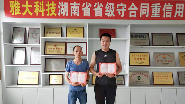 張總用釀酒蒸餾設(shè)備釀造企業(yè)專屬招待酒，卻意外成就釀酒大事業(yè)