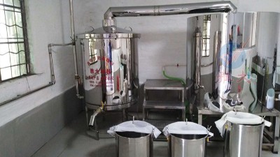 用蒸酒設(shè)備做酒，這樣做出酒穩(wěn)定，出高度酒也多。