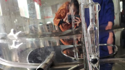 白酒蒸餾設(shè)備蒸酒時(shí)，接酒的度數(shù)如何處理？