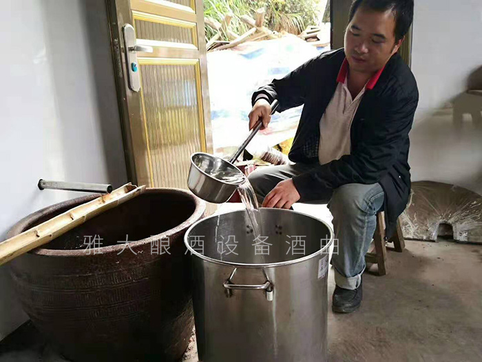 從廚師到釀酒師，用蒸餾釀酒設備釀出美酒，釀出紅火日子